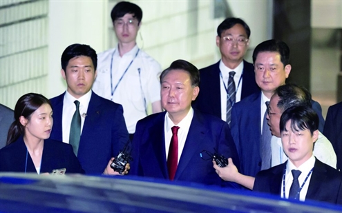 7月9日晚,韩国前总统尹锡悦接受讯问后走出首尔中央地方法院 新华社发